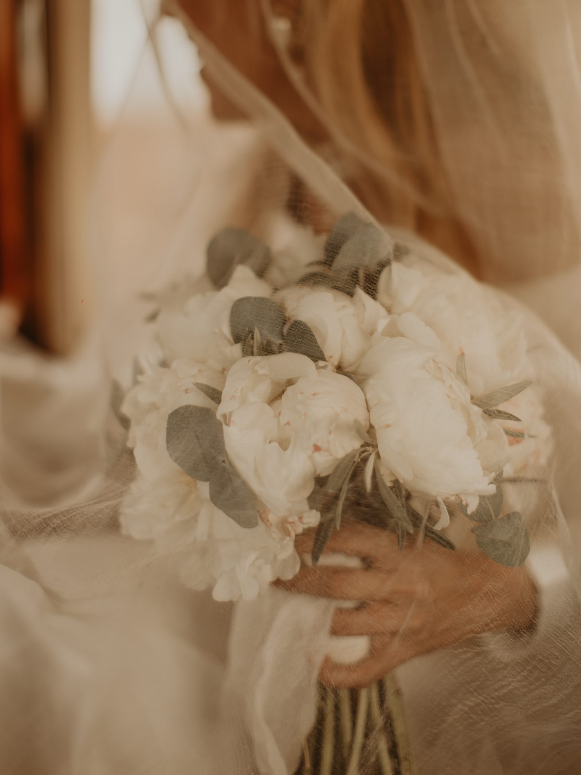El ramo de Ana de peonías blancas y eucalipto, de nuestras combinaciones favoritas para una novia elegante y atemporal. 🤍🌿 Wedding Planner @cuccarosse Novia @anamontenegrovalle Fotografía @ivosousaphotography Video @flipflopmedia_films Espacio @castillodelamonclova Ramo @deartcondecoraciones Vestido novia @nicolasmontenegro.official #weddingplannersevilla #weddingsevilla #bodassevilla #ramonovia #weddingbouquet