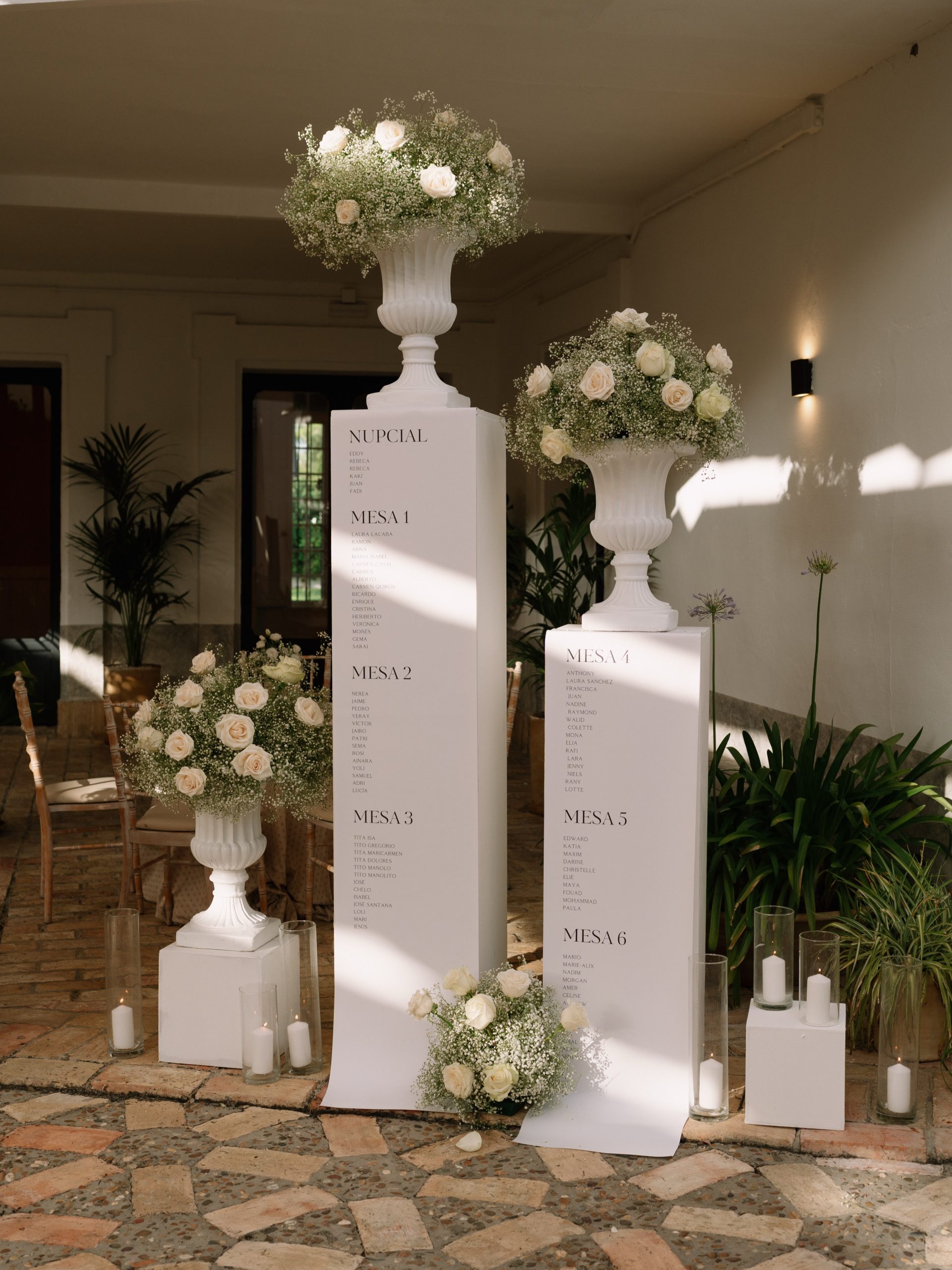 Neutral tones and heartfelt details. Creating a seating chart as beautiful as the love story itself. 💍✨ Wedding Planner y Diseño @cuccarosse Fotografía @cristinavizcainofotografia Vídeo @vaiprods Venue @eltrobalcortijo Catering @cateringantoniobort Decoración floral y mobiliario @eventovipdecor #cuccarosse #weddingplannersevilla #weddingsevilla #destinationweddingseville #seatingplanideas