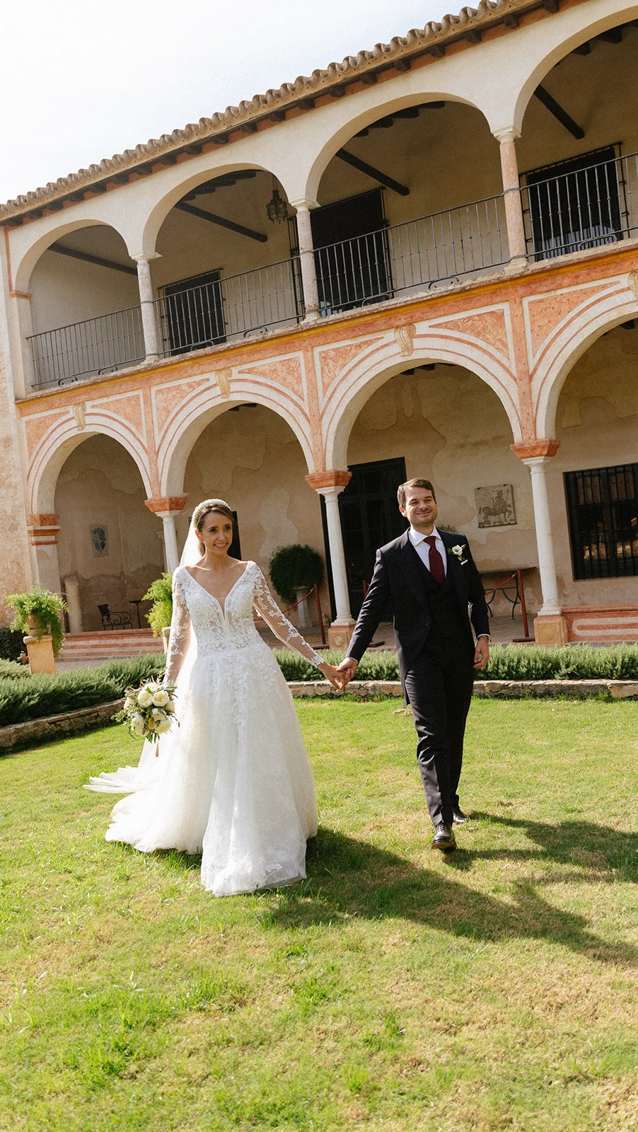 Juliana 🤍 Jesús Desde México vinieron a Sevilla para celebrar su día soñado y la boda no pudo ser más bonita. Familia y amigos de cada rincón del mundo vinieron a celebrar su gran amor, con una celebración llena de alegría, sabor y mucho ritmo que dejó a todos el corazón llenito. 🫶🏻✨ ¡Gracias a todo el equipo que lo dio todo para crear un recuerdo inolvidable y a nuestra parejita por dejarnos formar parte de un trocito de su historia de amor! Wedding Planner, Diseño y Decoración @cuccarosse Pareja @majusoto @jesusmorrei Fotografía y vídeo @studiolofit Muah Antonia Ríos Ramo y prendidos @linneo_floristas Iglesia de San Andrés Venue @haciendalasoledad Catering @cateringantoniobort Decoración floral @eventovipdecor Grupo cóctel @insakay Violinista @eduardowals Botellas aceite @aoveagura Sonido @guatekegroup DJ @edumarquz Fotomatón @luminosa_eventos Hora loca @horaloca_oficial Show ecuestre Caballos Carbonell #weddingplansevilla#weddingsevilla #destinationweddingseville #cuccarosse #weddingvideo