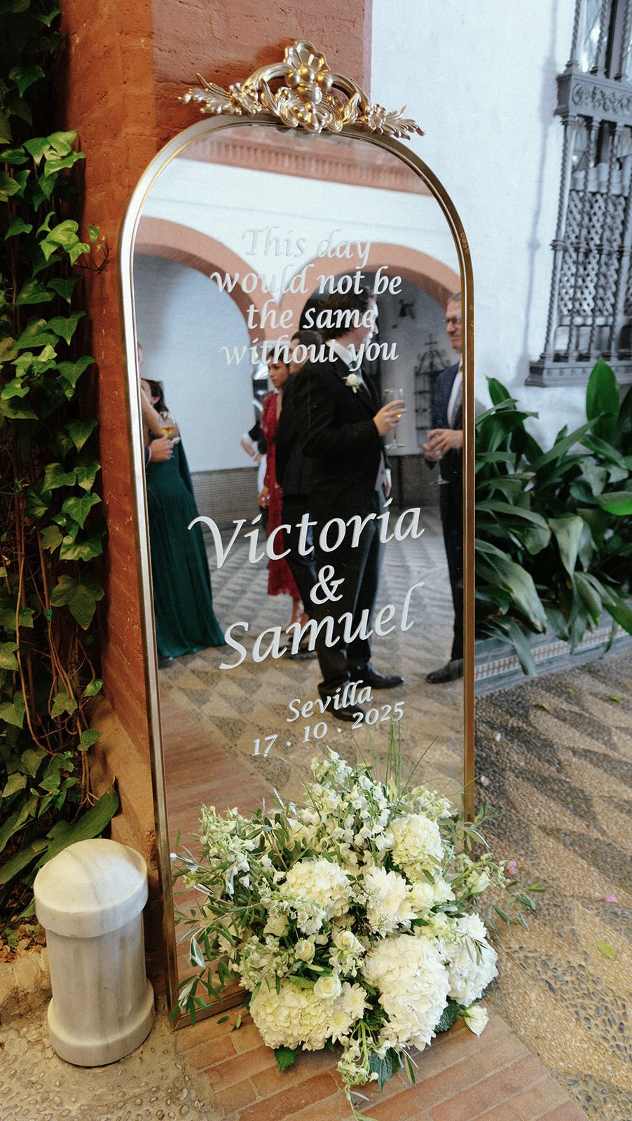 El cóctel de Victoria & Sam. 🤍 Wedding Planner, Diseño y Decoración @cuccarosse Content Creator @vazartstudio Venue @casapalacioguardiola Catering @guadalquivircatering Decoración floral espejo @eventovipdecor #cuccarosse #weddingplannersevilla #weddingsevilla #welcomecorner #rincondebienvenida