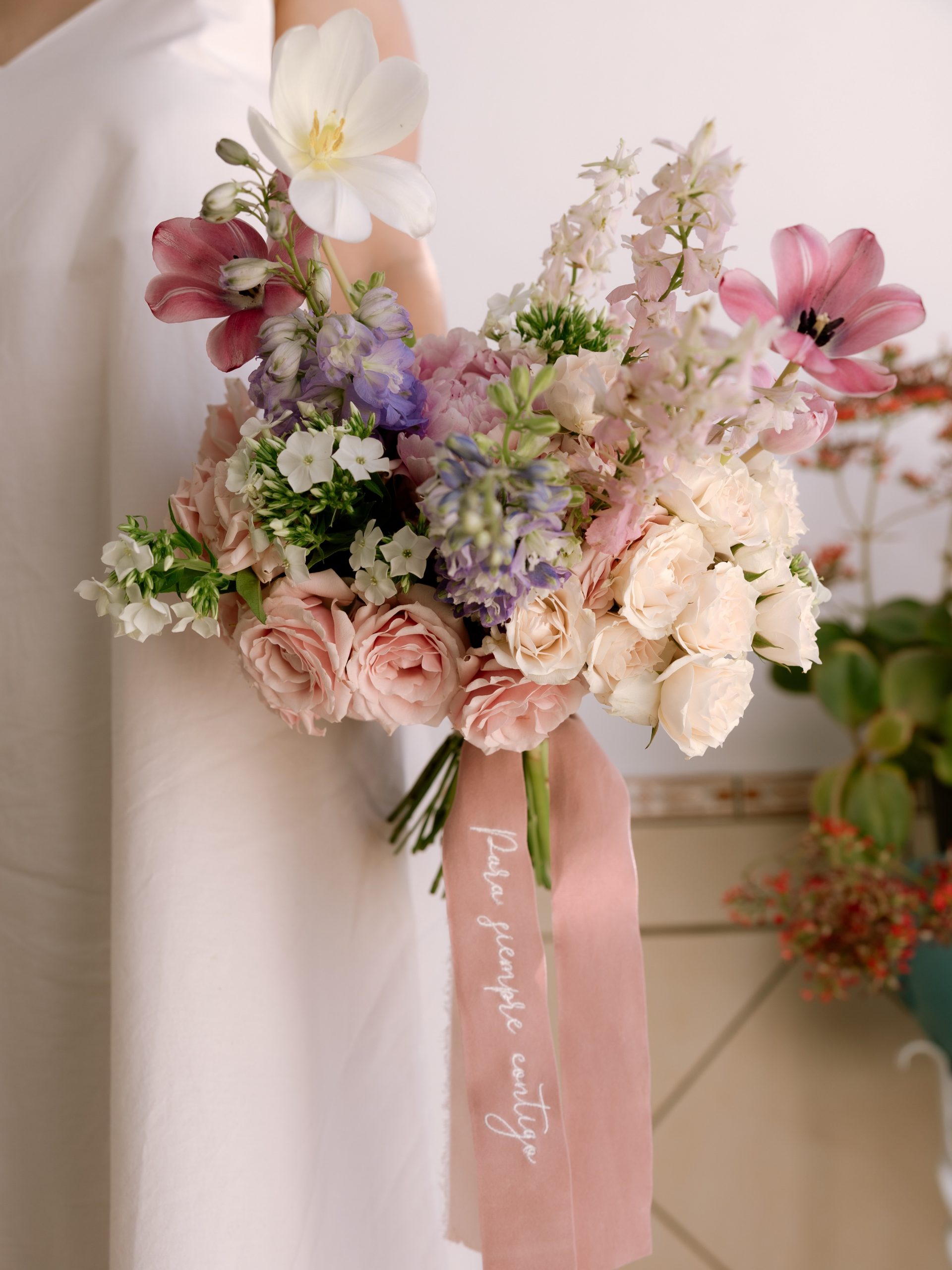 Cada ramo cuenta una historia y habla de quien lo lleva. 💐 El de Noelia reflejaba su esencia, color y personalidad, irradiando vida en cada momento que le acompañó. Wedding Planner @cuccarosse Novia @noepc18 Fotografía @cristinavizcainofotografia Ramo @leboyerd #weddingplannersevilla #weddingsevilla #bodassevilla #ramonovia #weddingbouquet