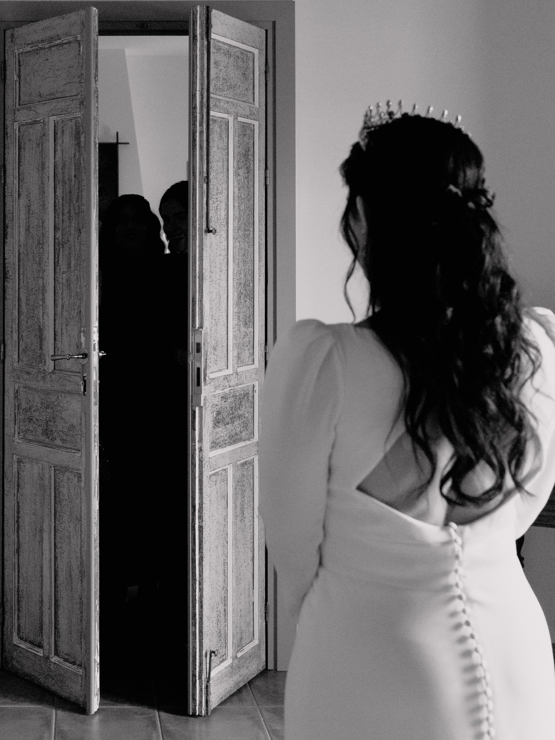 ¡No hay nada como la reacción tus damas de honor cuando te ven vestida de novia! 🤍🥹 Quienes te vieron crecer y convertirte en la mujer que eres ahora te ven dar el siguiente paso más importante de tu vida. Wedding Planner, Diseño y Decoración @cuccarosse Novia @veronicadm_ Fotografía @cristinavizcainofotografia Video @vaiprods Vestido novia @pronovias Muah @silvifreire Muah damas @naishamua Venue @haciendalosfrailesdesanalberto #weddingplannersevilla #weddingsevilla #destinationweddingseville #firstlook #bodassevilla