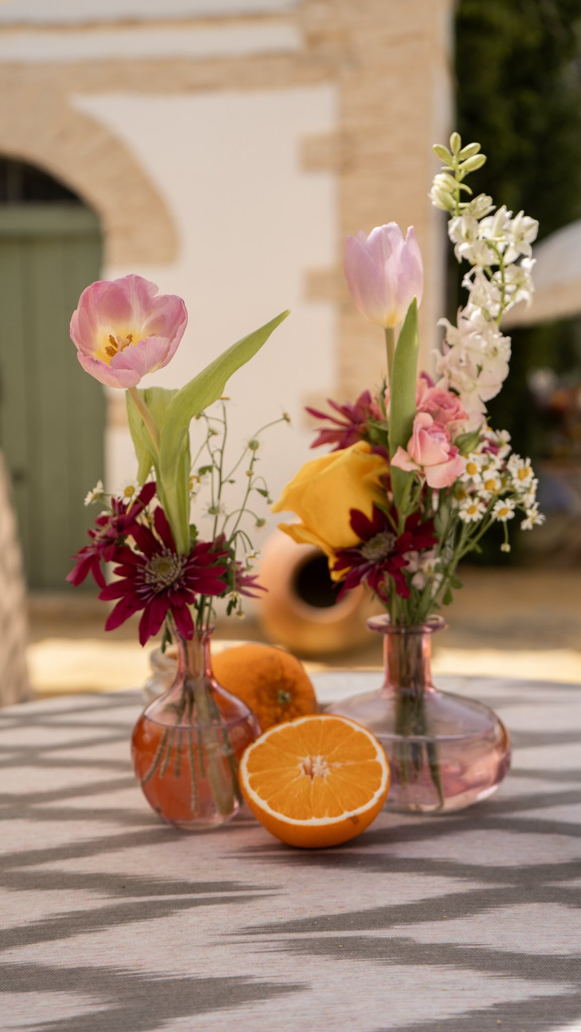 Un cóctel lleno de luz y colores vibrantes a juego del precioso espacio de San Luis de Mejina 🌸✨ Wedding Planner y Diseño de la Decoración @cuccarosse Content Creator @vazartstudio Venue @haciendasanluisdemejina Catering @guadalquivircatering Decoración floral y sombrillas @eventovipdecor Iluminación @luce_tu_boda #cuccarosse #weddingplannersevilla #weddingsevilla #destinationweddingseville #seatingplanideas