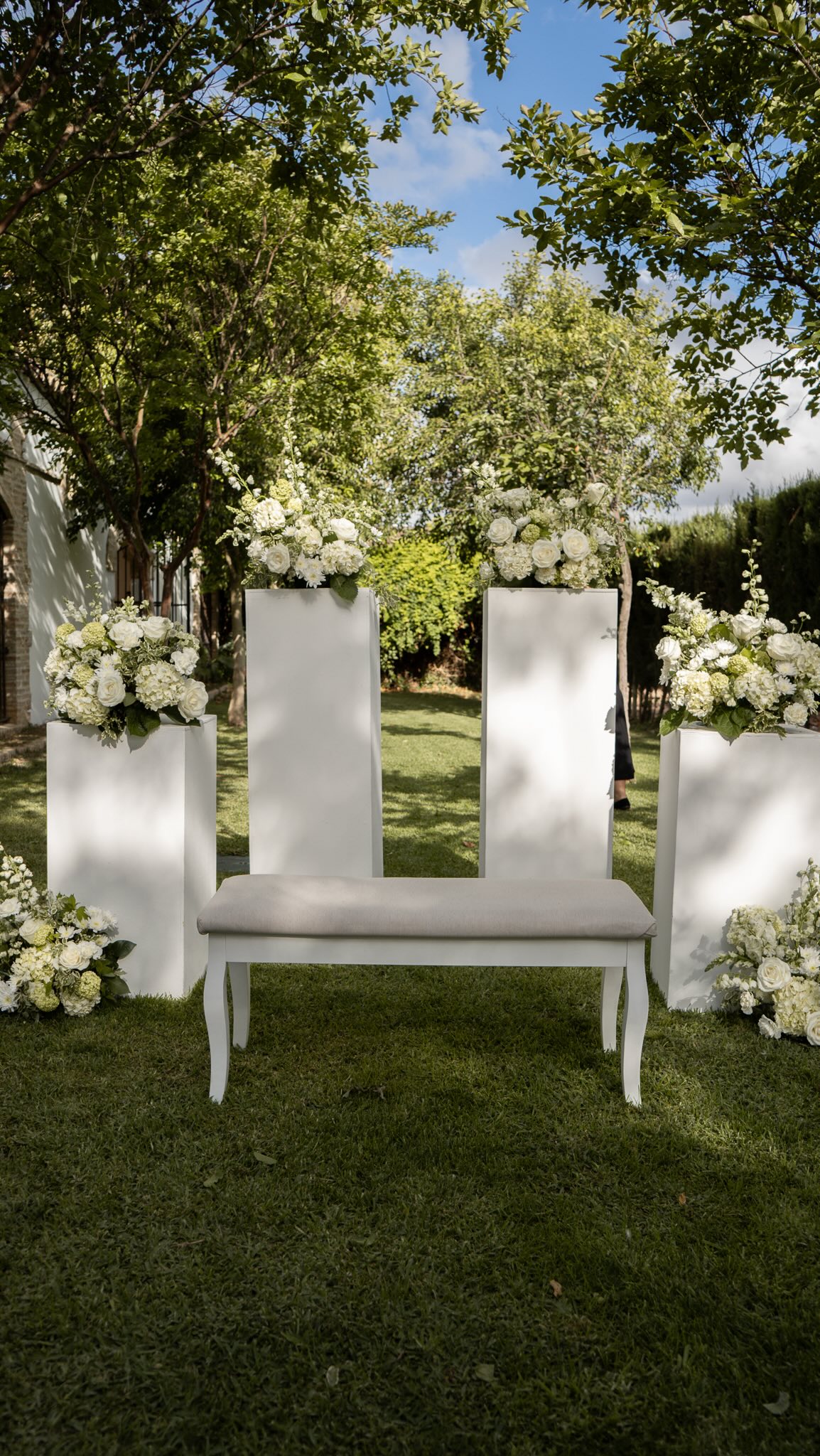 Ceremonias de primavera en el jardín 🌿✨ Wedding Planner, Diseño y Decoración @cuccarosse Content Creator @vazartstudio Venue @haciendasanluisdemejina Catering @guadalquivircatering Decoración floral @eventovipdecor DJ y sonido @guatekegroup #cuccarosse #weddingplannersevilla #weddingsevilla #weddingceremony #ceremoniacivil