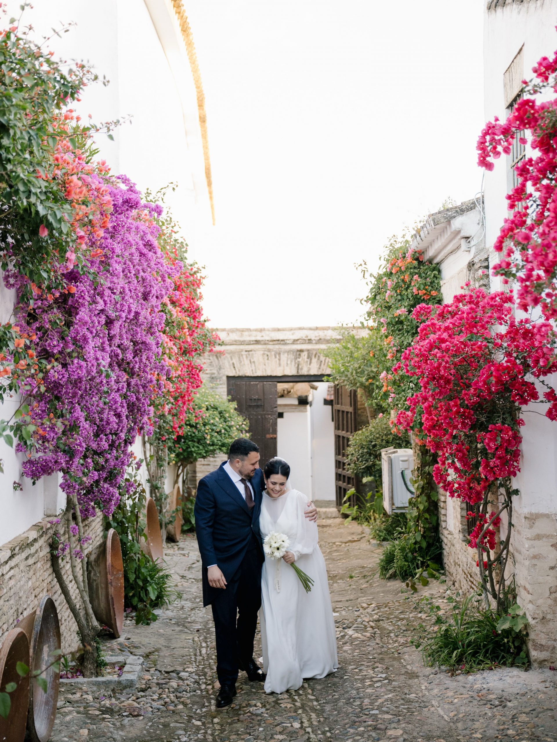 Este pequeño adelanto de Jessica y José María nos tiene derretido el corazón. 🥺🤍 ¡Volveríamos a repetir este día mil veces más! (con lluvia y todo) Wedding Planner, Diseño y Decoración @cuccarosse Pareja @jess_gaab @josemariadb Fotografía @josemariacasco_ Video @bellota_films Vestido novia @silviafernandezatelier Muah @christiane.ogorek_makeup Ramo y prendido @floresverdepistacho Traje novio @tailor.loom Venue @haciendasanluisdemejina #weddingcouple #weddingplannersevilla #weddingsevilla #destinationweddingseville #bodassevilla