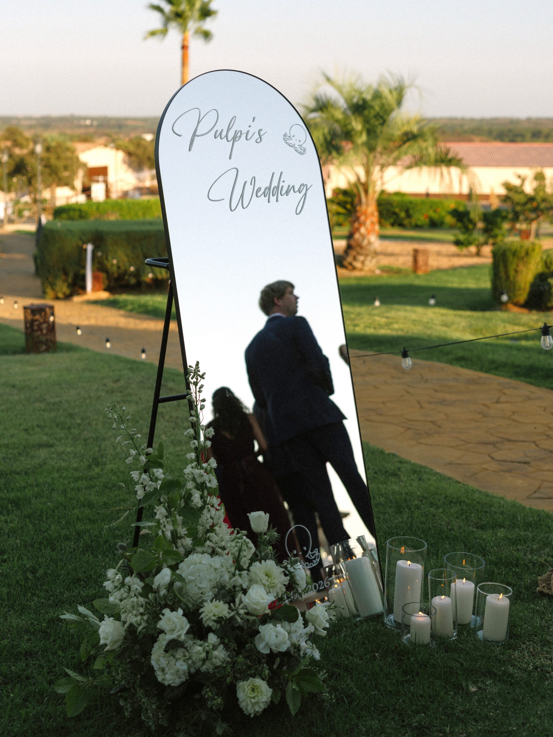 Personalizar la boda SIEMPRE es un acierto ✨ Hace un mes Victoria y Juanma celebraron su boda y tuvieron presente la figura del pulpo 🐙 en cada detalle de la boda, incluso en el espejo de bienvenida del cóctel. ¿Por qué? Pues porque “Pulpi” es esa palabra cariñosa que utilizan entre ellos en su día a día. Sin duda, al preparar el diseño y la decoración de la boda es esencial que nos transmitáis este tipo de detalles, ya que es lo que marca de verdad la diferencia para tener una boda que hable de vosotros frente a vuestros invitados. 😊 Wedding Planner, Diseño y Decoración @cuccarosse Fotografía @jesusmartinezphotos Video @manuelrodriguez_videografo Decoración floral @hierbaluisa.es Diseño papelería @copimir #cuccarosse #weddingplannersevilla #weddingsevilla #welcomecorner #rincondebienvenida