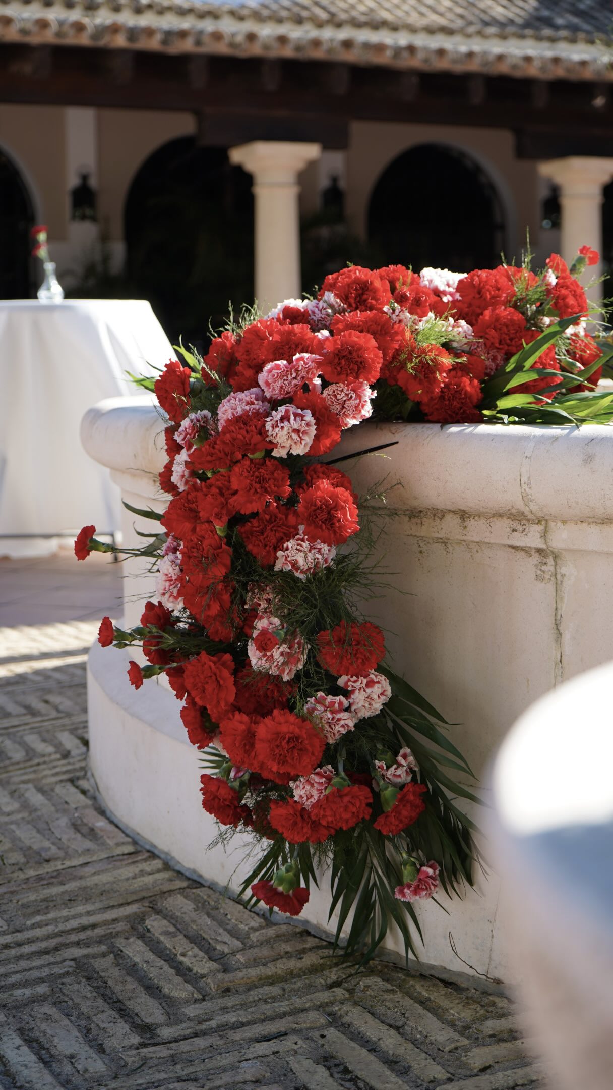 Enamoradas de la fuente llena de claveles que diseñamos para Ángeles y Gilberto 🌹 Un rincón lleno de color, flores y mucho encanto andaluz que se llevó todas las miradas. Wedding Planner, Diseño y Decoración @cuccarosse Content Creator @vazartstudio Espacio y catering @haciendaelvizir Decoración floral fuente @floresverdepistacho #cuccarosse #weddingplannersevilla #weddingsevilla #destinationweddingseville #fountaindecoration