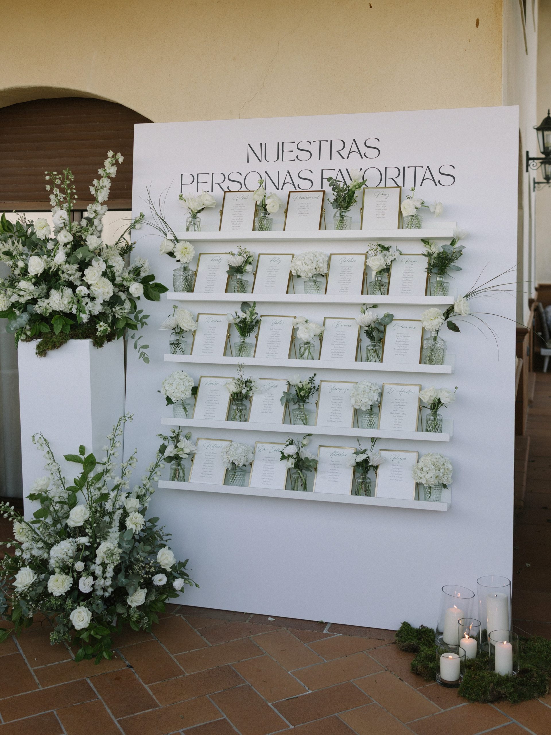 Tonos neutros y detalles sinceros. 🤍🌿 Así fue el seating plan de V&J lleno de simplicidad y líneas elegantes pero con un gran impacto visual. Wedding Planner, Diseño y Decoración @cuccarosse Fotografía @jesusmartinezphotos Video @manuelrodriguez_videografo Decoración floral @hierbaluisa.es Papelería @copimir #cuccarosse #weddingplannersevilla #weddingsevilla #destinationweddingseville #seatingplanideas