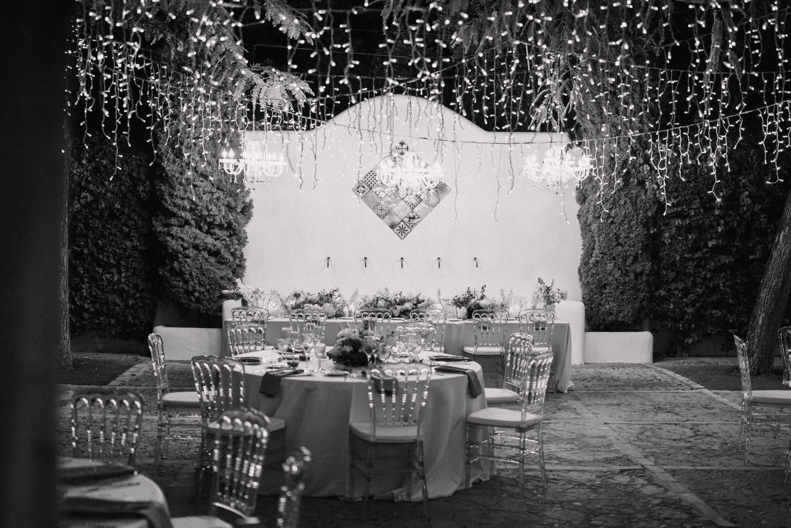 Under a sky of lights, love takes its seat. 🤍💍 Wedding Planner, Diseño y Decoración @cuccarosse Fotografía @armandodiazfoto Video @bellota_films Venue @haciendalosfrailesdesanalberto Catering @guadalquivircatering Decoración floral @eventovipdecor Iluminación @luce_tu_boda DJ y sonido @spiritmusic_djs #weddingsevilla #destinationweddingsevilla #decoracionboda #mesanupcial #weddingtable