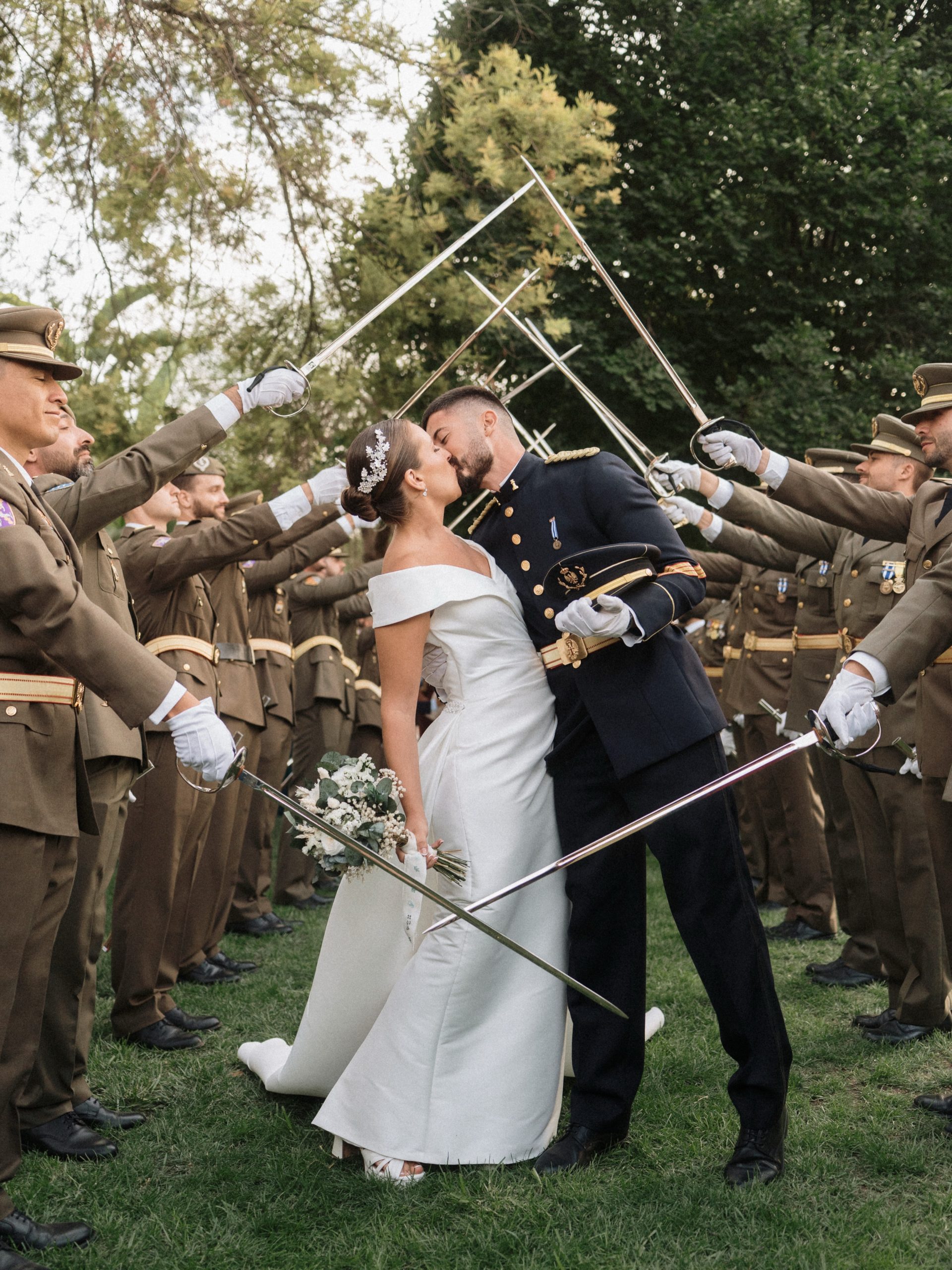 Ese momento en el que se forma un pasillo, el mundo entero aplaude y ellos, por fin, solo se miran a los ojos. Un beso largo, valiente y lleno de ganas que lo dice todo. Nosotras, que llevábamos meses soñando este instante con ellos, no pudimos evitar emocionarnos desde un ladito. Porque hay besos que se quedan para siempre en la memoria, y este es uno de esos. Gracias por dejarnos ser testigos de tanto amor y complicidad. 🤍 Wedding Planner, Diseño y Decoración @cuccarosse Pareja @jgueca8 @javi_guzman98 Fotografía y vídeo @enlazarte.es Vestido novia @carmenlatorre.es Muah @silvifreire Venue @malpica.eventos #weddingcouple#weddingplannercordoba #weddingcordoba #destinationweddingcordoba #bodascordoba