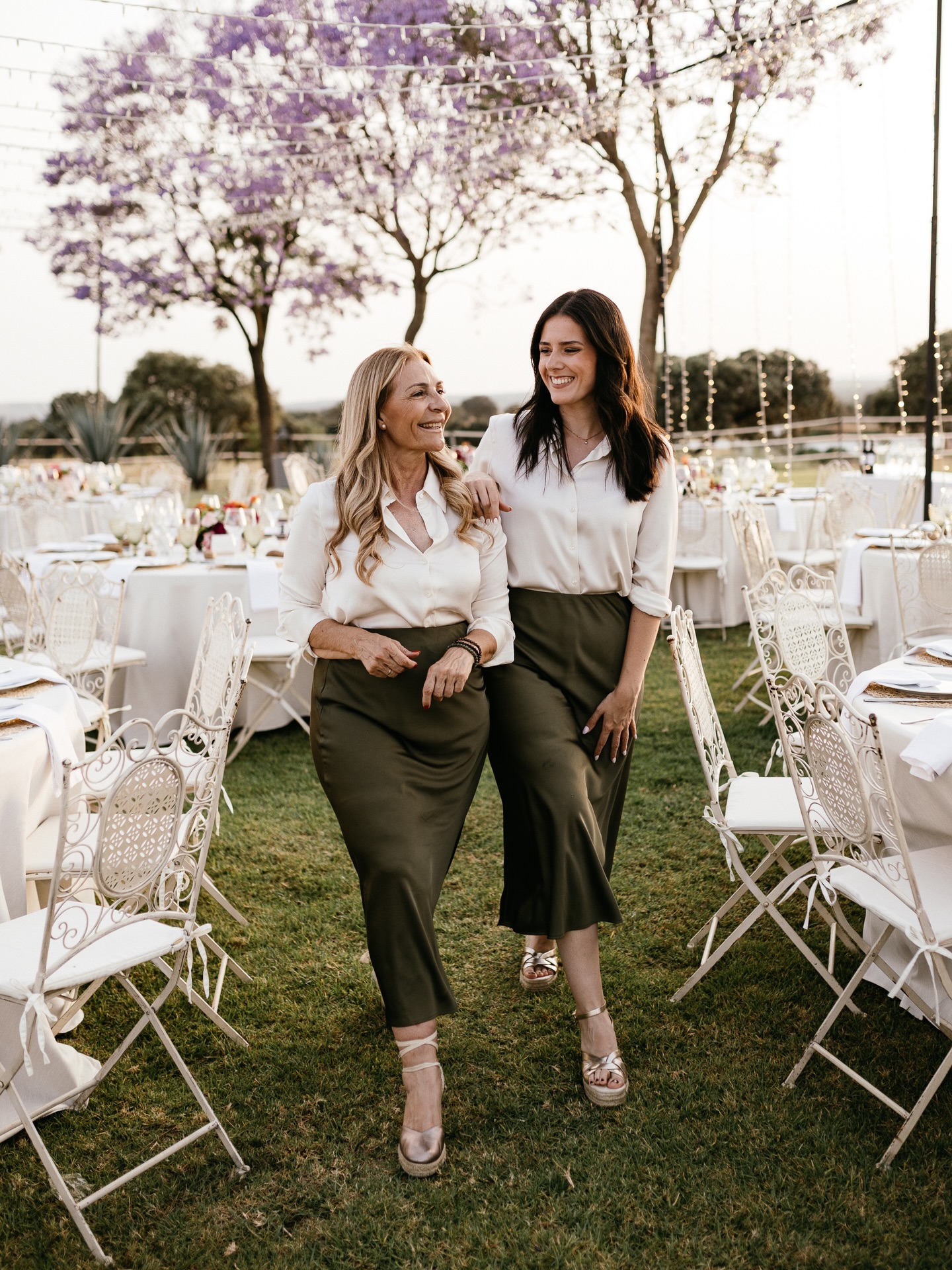 En Cucca Rossé creemos que cada boda es verdaderamente única, como nuestras parejas 💍 Nuestro trabajo va más allá de la organización: guiamos, escuchamos, interpretamos y transformamos los sueños y emociones de nuestras parejas en experiencias inolvidables. Porque una celebración auténtica y elegante llena de alma donde cada detalle esté cuidado es nuestra meta a conseguir. 🤍 ¿Organizamos juntos una boda que recordar para siempre? 🫶🏻 Wedding Planner, Diseño y Decoración @cuccarosse Fotografía @bea_hidalgo Video @bovedafilms Venue @cortijolacaprichosa Catering @guadalquivircatering Decoración floral @eventovipdecor Iluminación @luce_tu_boda Sonido @sonoplay.es #cuccarosse #cuccarosseweddingplanner #weddingplannersevilla #weddingsevilla #bodassevilla