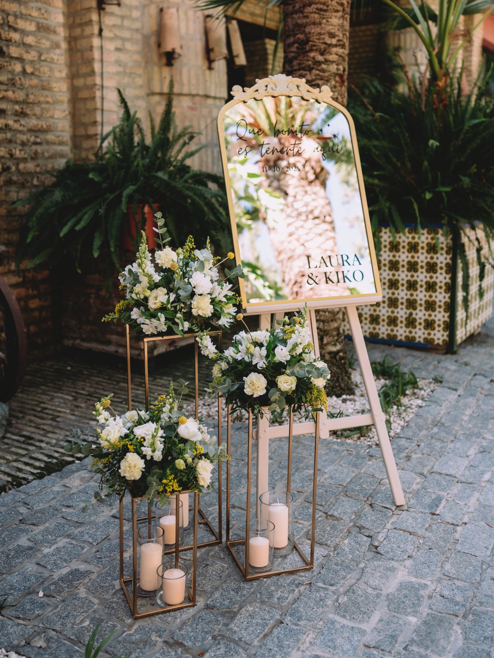 El rincón de bienvenida floral de Laura y Kiko para recordar a sus invitados lo importante que es para ellos tenerlos aquí en este día tan especial 🫶🏻✨ Wedding Planner, Diseño y Decoración @cuccarosse Fotografía @juanjogarciaphoto Video @pbaudiovisuales Venue @hacienda_montelirio Decoración floral @floresverdepistacho #cuccarosse #weddingplannersevilla #weddingsevilla #welcomecorner #rincondebienvenida