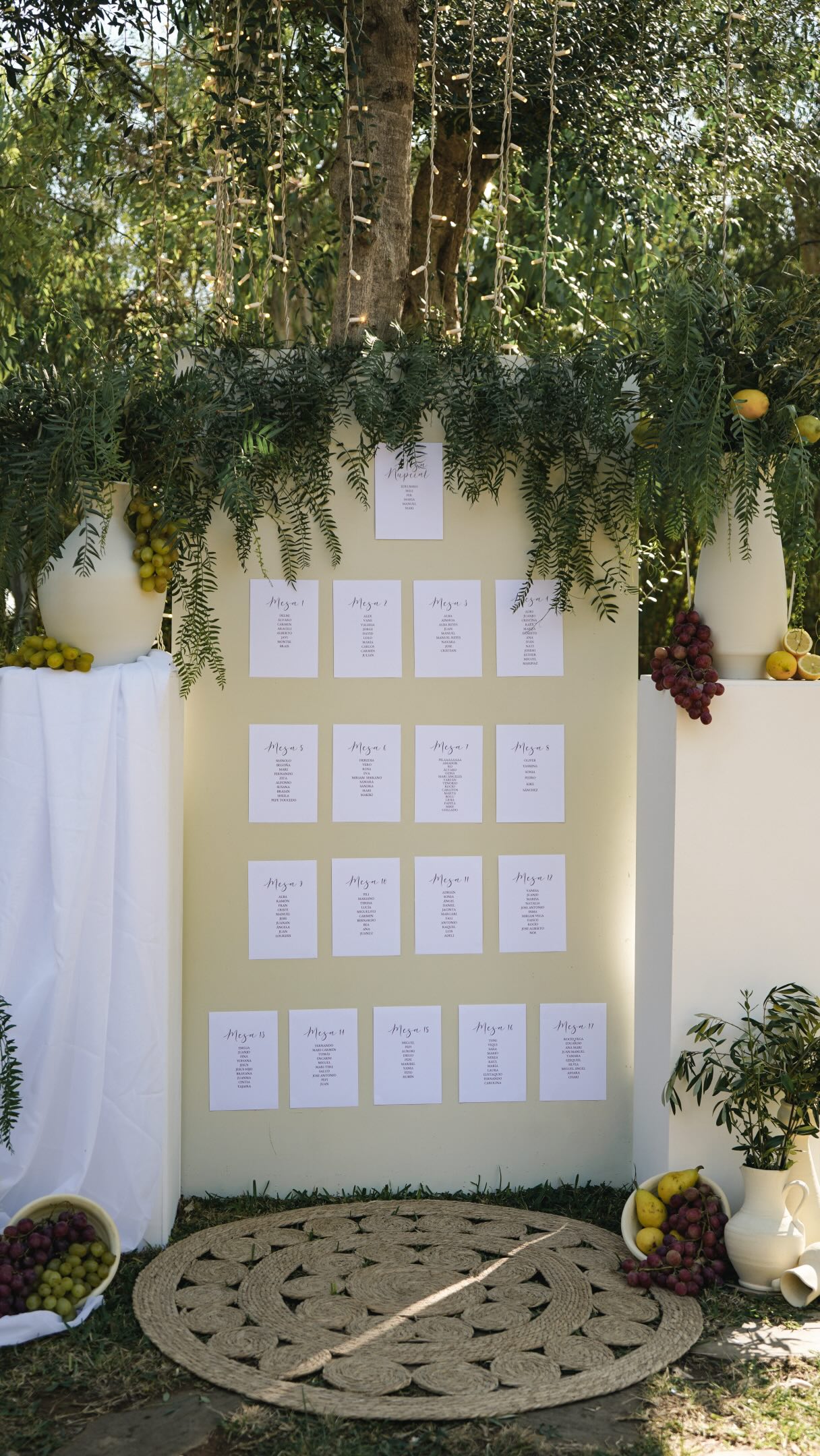 The perfect summer wedding seating plan. ☀️🌿🍇 Wedding Planner, Diseño y Decoración @cuccarosse Content Creator @vazartstudio Venue @hacienda.caridad @haciendacaridad_eventos Flores @elveaflor #cuccarosse #weddingplannersevilla #weddingsevilla #destinationweddingseville #seatingplanideas