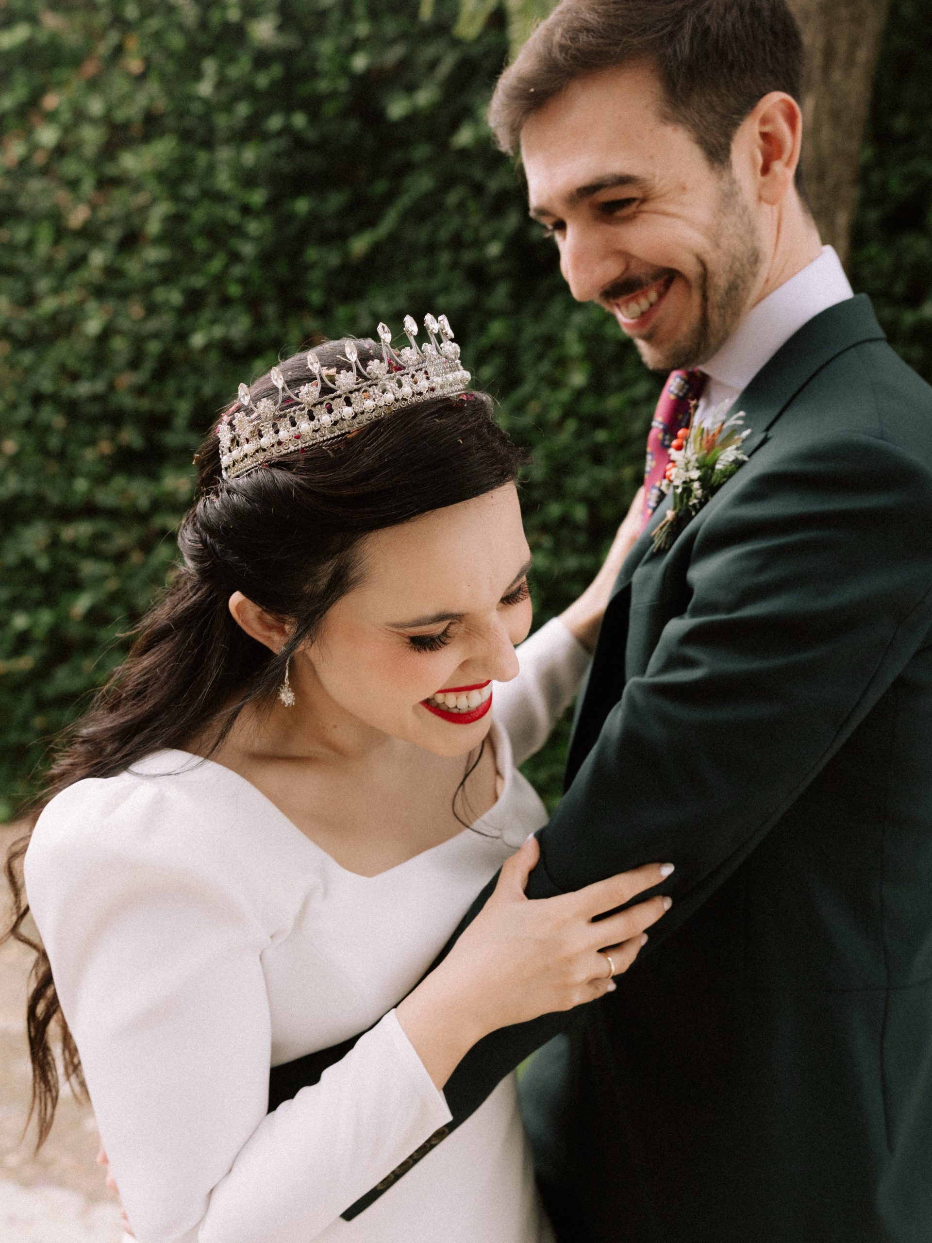 De vez en cuando, hay parejas que nos tocan especialmente el corazón, Vero y Alberto fue una de ellas. Siempre felices, divertidos, detallistas, cariñosos, agradecidos y con un corazón inmenso. Su confianza en nosotras fue plena en todo momento, haciendo que todo el proceso fuera fácil y bonito a partes iguales. Era imposible no quererlos. ¡Mil gracias parejita! Os deseamos todo el amor del mundo. 🤍🤗 Wedding Planner, Diseño y Decoración @cuccarosse Pareja @veronicadm_ Alberto Fotografía @cristinavizcainofotografia Video @vaiprods Vestido novia @pronovias Muah @silvifreire Prendido @linneo_floristas Traje novio @dappersworld Venue @haciendalosfrailesdesanalberto #cuccarosse #weddingplannersevilla #weddingsevilla #destinationweddingseville #bodassevilla