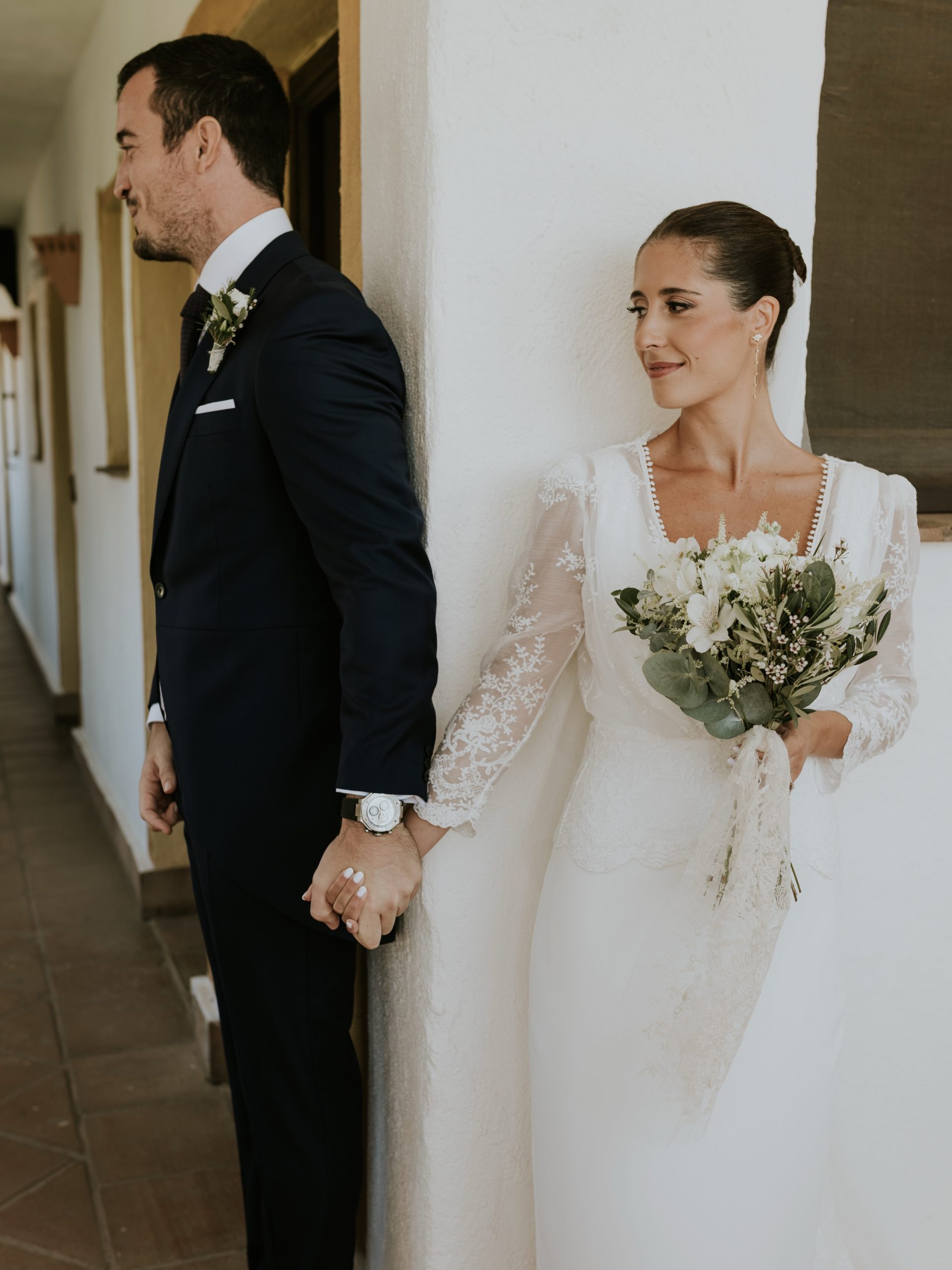 Hay miradas que lo dicen todo… y el first look de Carmen y Xabi fue una de ellas. 🤍 Ese instante en el que el tiempo parece detenerse, en el que los nervios se mezclan con la emoción y, de repente, solo existe la persona que tienes delante. Sus caras reflejaban exactamente eso: admiración, amor y la certeza de estar viviendo uno de los momentos más importantes de sus vidas. Y es que no hay nada más bonito que ver cómo dos personas se miran como si el mundo desapareciera por un momento. ✨ Wedding Planner @cuccarosse Pareja Carmen @xabimo4 Fotografía @sealoversphoto Video @adriantoscanofilmstories Vestido novia @mariabaraza Muah @paquimartin_makeup Ramo @araucariafloristeria Traje novio @felixramirooficial Venue @casonadelmolino_ #weddingplannermalaga #weddingmalaga #destinationweddingmalaga #bodasmalaga #firstlook