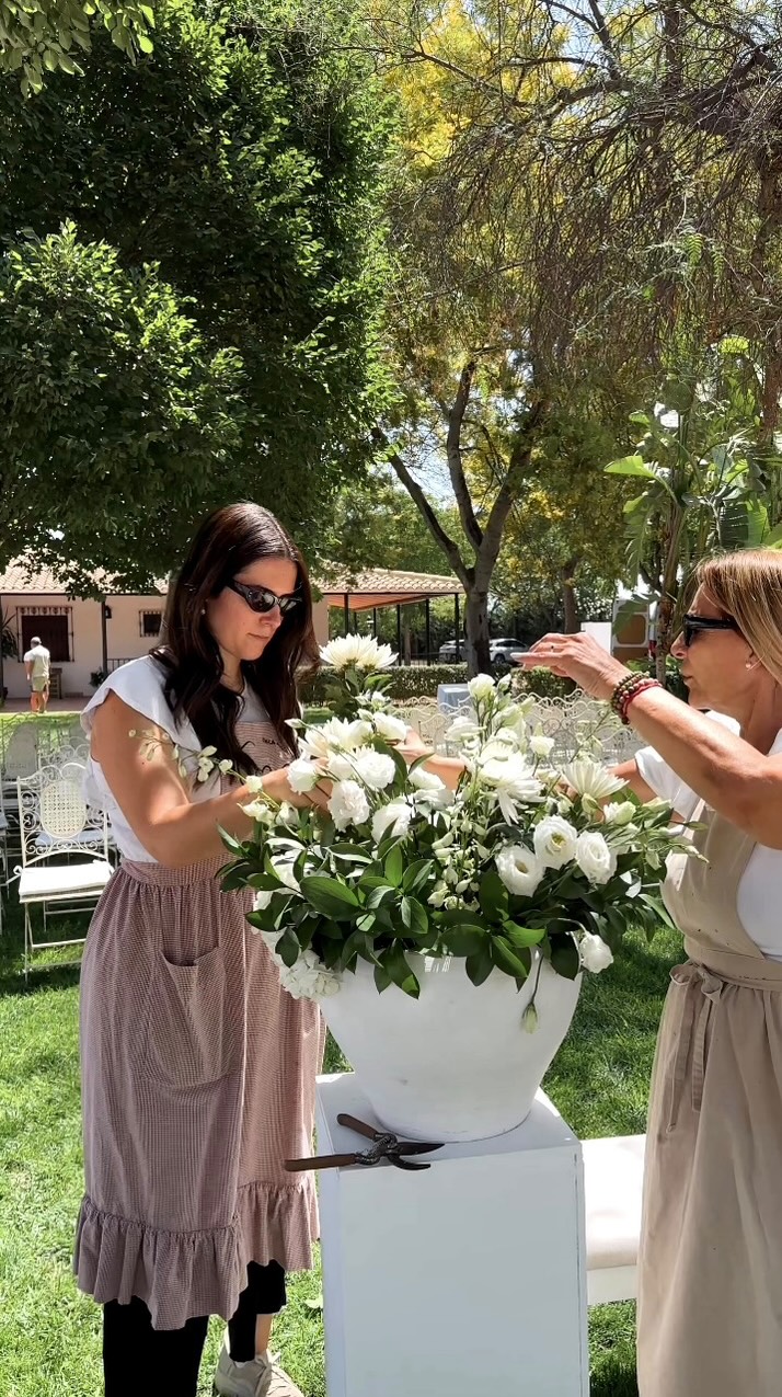 ¡Así vivimos un sábado de boda en Cucca Rossé! 💍🤍 Nos fuimos hasta Palma del Río (Córdoba) para hacer el sueño de Jessica y Javier realidad. Gracias al esfuerzo de un gran equipo conseguimos crear una celebración llena de amor y mucha magia. Como siempre, planificando con propósito y creando bodas con alma. ✨ Wedding Planner, Diseño y Decoración @cuccarosse Pareja @jegueca8 @javi_guzman98 Fotografía y vídeo @enlazarte.es Vestido novia @carmenlatorre.es Muah @silvifreire Traje novio @dappersworld Venue @malpica.eventos Maestro de ceremonias @yo_franguillen Violinista @eduardowals Catering @guadalquivircatering Live art @alcorarte Decoración floral @floresverdepistacho Sonido @soundlife_audiovisuales DJ @bernarvilla Fotomatón @soundlife_fotomaton Chill out @nubble.es #cuccarosse #equipocuccarosse #weddingplannersevilla #weddingsevilla #destinationweddingseville