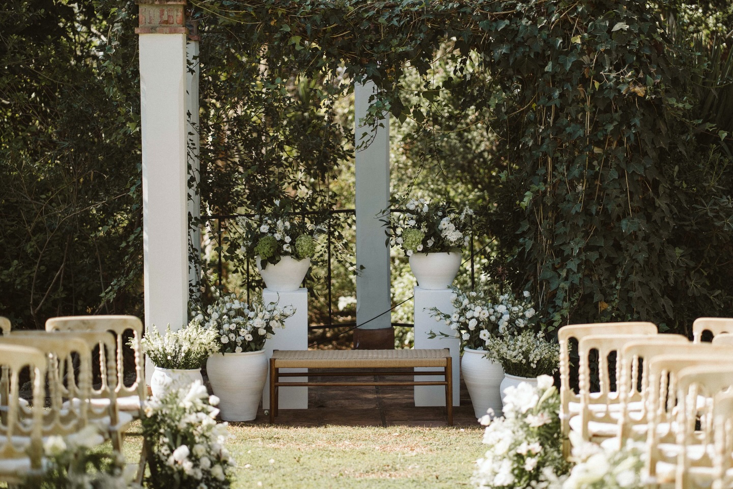 Octubre y una vez más, todo al blanco y verde para la preciosa boda al aire libre de María y Fernando. 🤍🌿 Una armonía entre todos los elementos que creó un recuerdo único lleno de luz y serenidad. Wedding Planner, Diseño y Decoración @cuccarosse Pareja @mariapiconorellana @__fer__ Fotografía y vídeo @clarathirietphoto Vestido novia @noviasvictorioso Muah Marixa Beauty Ramo @deapellidoflamenca Traje novio @cache.sevilla.modahombre Venue @hacienda.caridad @haciendacaridad_eventos Maestro de ceremonias @yo_franguillen Música ceremonia @ponlemusicasevilla Catering @cateringmunozycabrera Arreglos florales pasillo @floresverdepistacho #cuccarosse #weddingplannersevilla #weddingsevilla #destinationweddingseville #ceremoniacivil