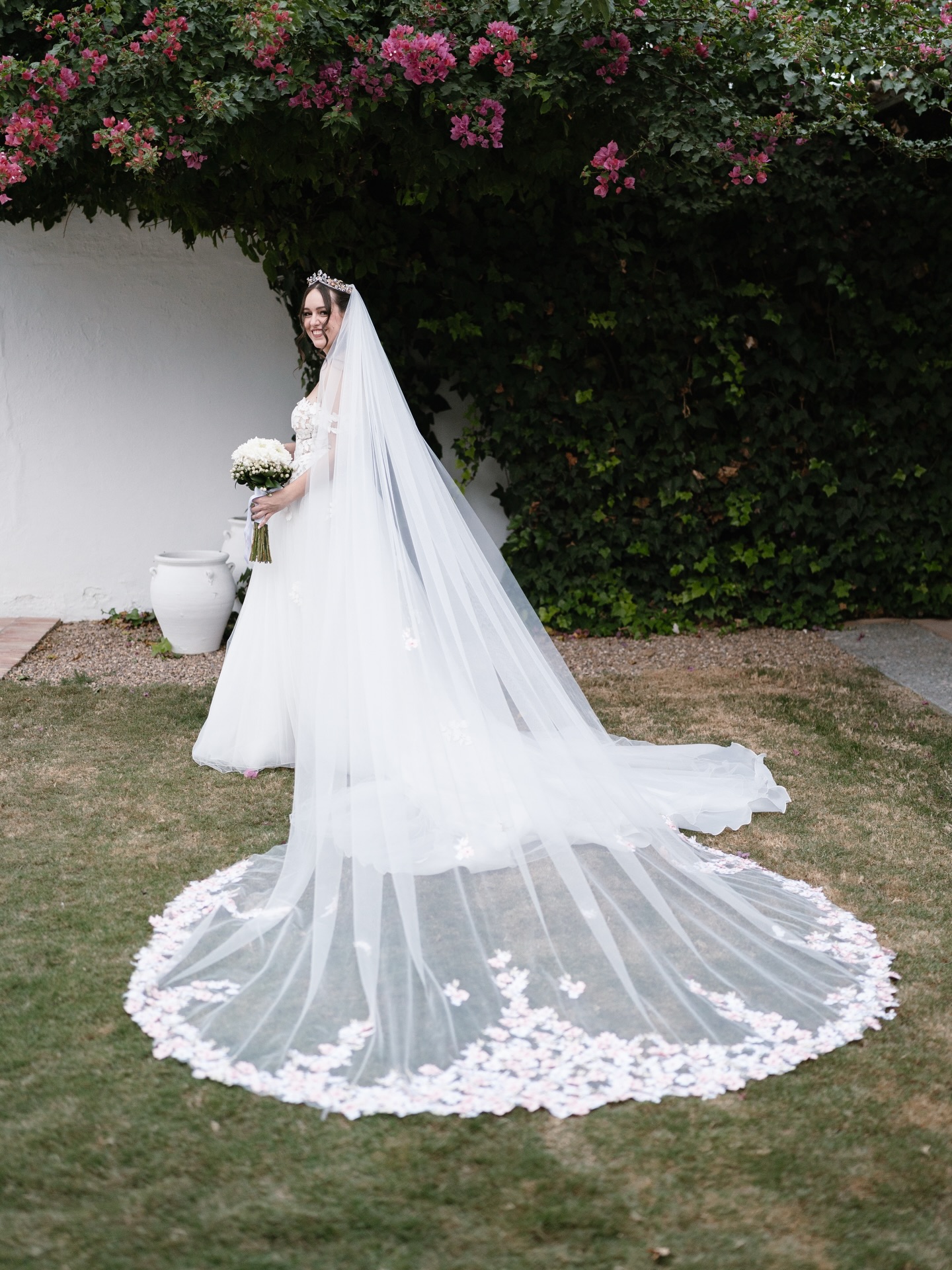 Entre flores de cerezo nace el vestido de Elia, un diseño único para recordar que siempre hablará de ella. 🤍🌸 Wedding Planner, Diseño y Decoración @cuccarosse Novia @elniet Fotografía @armandodiazfoto Video @bellota_films Vestido novia @rosa_clara Tiara y joyas @marucca.es Maquillaje @elmaletindeguada Peluquería @adame_estilistas Ramo @floresverdepistacho Venue @haciendalosfrailesdesanalberto #cuccarosse #weddingplannersevilla #weddingsevilla #destinationweddingseville #novias2026