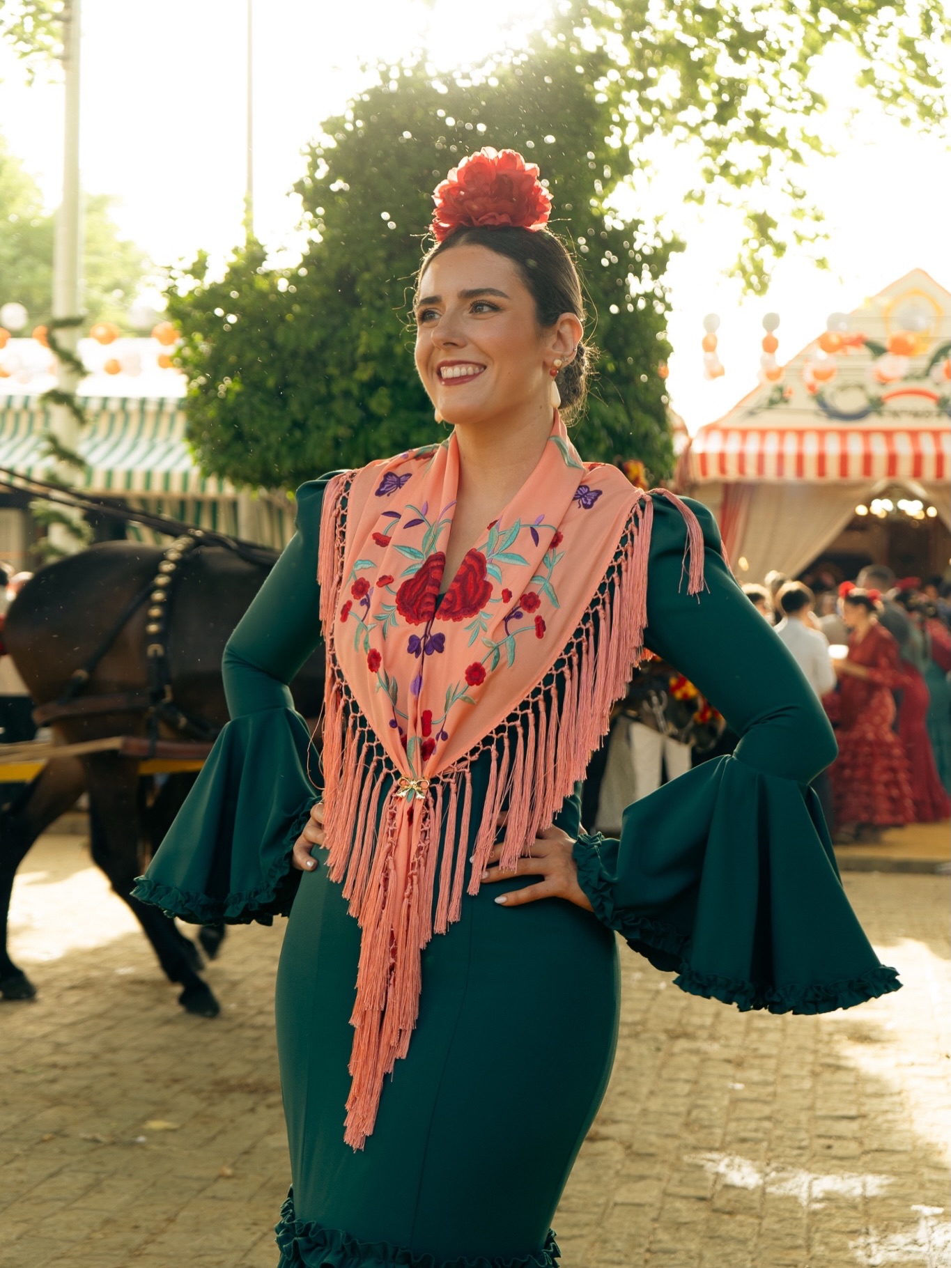 Vestida de flamenca, Sevilla deja de ser un lugar para convertirse en una forma de sentir, de moverse y de brillar con luz propia. ✨ #cuccarosse #cuccarosseweddingplanner #teamcuccarosse #feriadeabril #feria2026