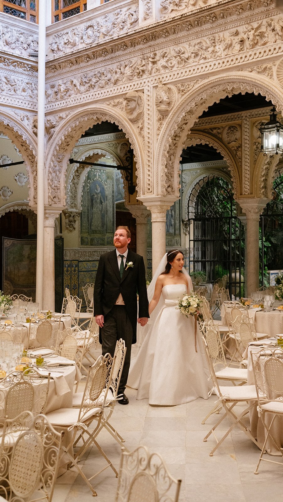 Victoria 🤍 Sam Una de esas parejas que ves y notas en solo segundos lo enamorados que están el uno del otro. Los conocimos a través de la madre de Victoria, Mariví, quien puso todo su esfuerzo y dedicación para llevar la boda de su hija adelante junto a nosotras. Y cuando una madre se implica tanto, se nota. El cariño, el amor, la confianza, la toma de decisiones... ella mejor que nadie conocía a su hija que, con poco tiempo y viviendo lejos, necesitaba de ese apoyo extra. Y Victoria no pudo estar más agradecida, llegando a escribir un agradecimiento personal a cada invitado y proveedor que asistió. El resultado fue esta boda de destino que no pudo ser más bonita y especial a todos los niveles. Gracias a todos los que participasteis en hacer este sueño realidad, es un logro de todos vosotros. 🤍💍 Wedding Planner, Diseño y Decoración @cuccarosse Pareja @victoria.sb Sam Fotografía @studiolofit Video @bovedafilms Vestido novia @carolinecastigliano Zapatos @uniqshoes Maquillaje @elmaletindeguada Peluquería @adameestilistas Ramo, prendidos y rosas @floresverdepistacho Muah damas @claramarin_mkp @mjose.hair Parroquia del Sagrario Música ceremonia @grupocamarasantacecilia Flores iglesia @floristeriaramitos Coche nupcial @2rclasicos.bodas Tuna @tunatyfsevilla Venue @casapalacioguardiola Catering @guadalquivircatering Decoración floral @eventovipdecor Papelería @emuna.details Botellas aceite @aoveagura Tarta @aquarelacakes Violinista cóctel @eduardowals Sonido @staffsound Fotomatón @luminosa_eventos #weddingplansevilla#weddingsevilla #bodassevilla #cuccarosse #weddingvideo