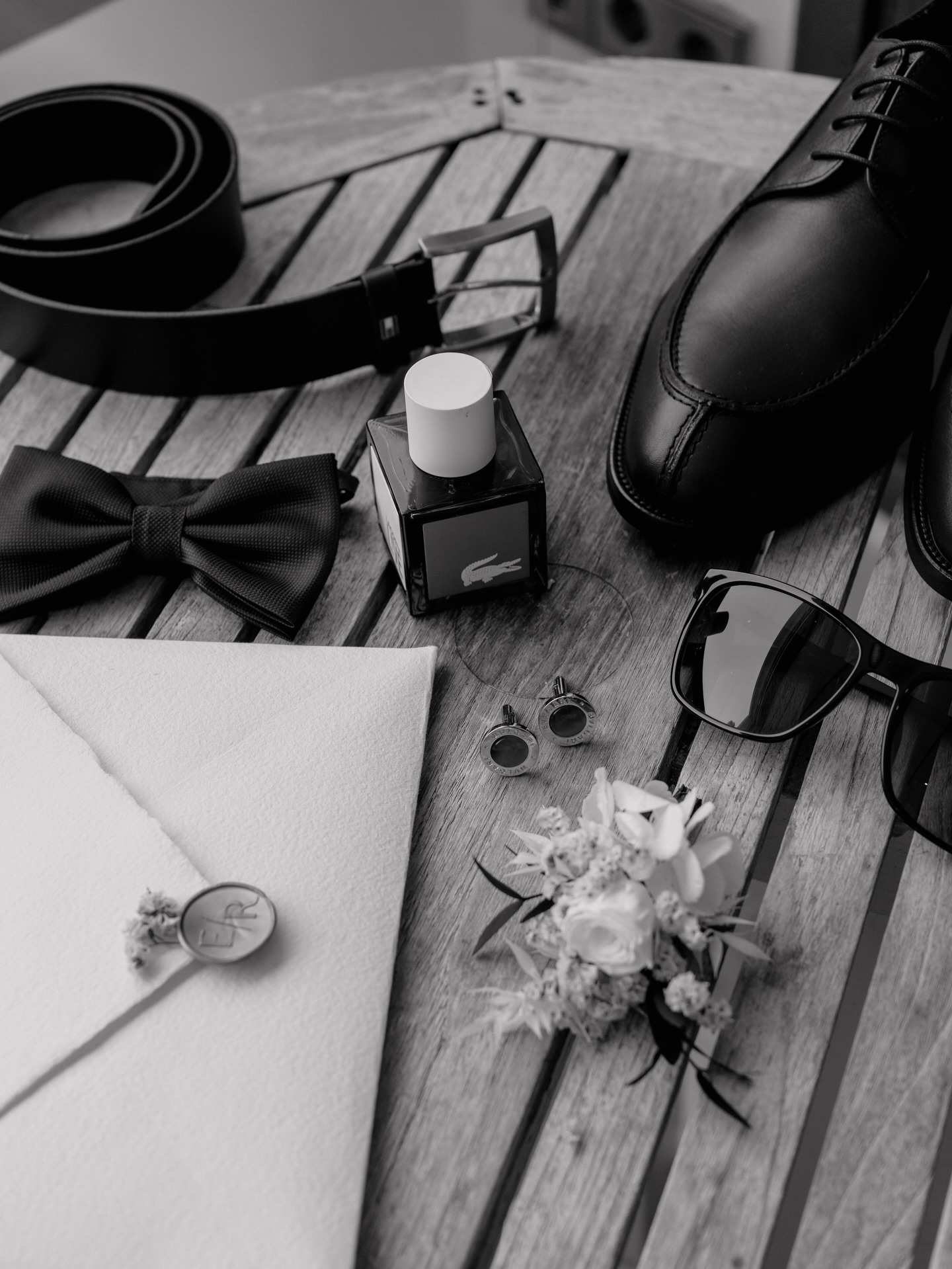 Groom preparations with Eddy 🖤 Wedding Planner, Diseño y Decoración @cuccarosse Fotografía @cristinavizcainofotografia Vídeo @vaiprods Traje novio @fiordelli #weddingplannersevilla #weddingsevilla #bodassevilla #groomsuit #novios2026