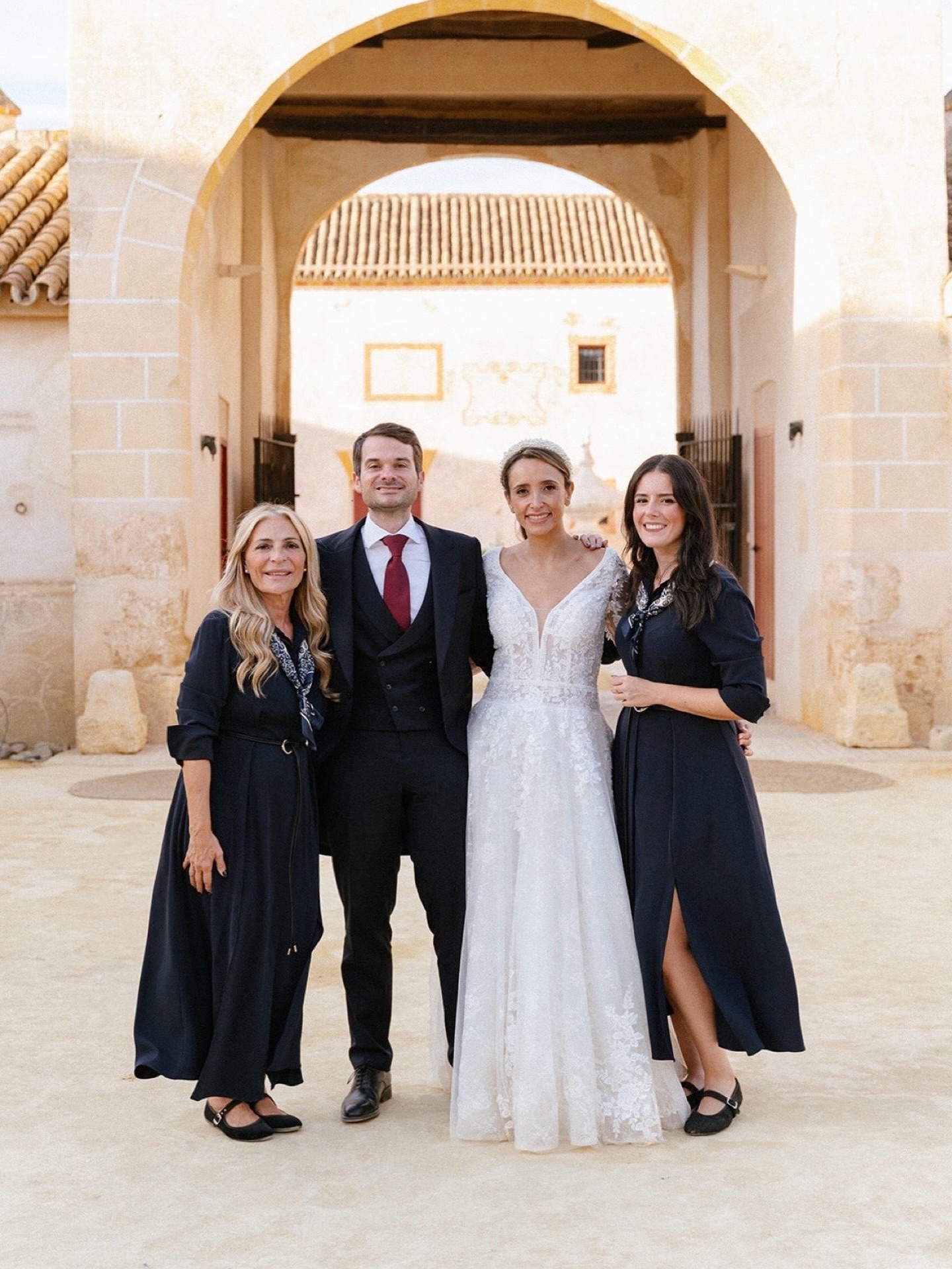 Parece mentira cómo pasa el tiempo. Hace solo tres meses estábamos a vuestro lado celebrando uno de los días más importantes de vuestra vida, después de dos años caminando juntos, soñando, planificando y dando forma a cada detalle de vuestra boda desde México. 🤍 Veros así, felices y tranquilos, nos recuerda por qué amamos tanto nuestro trabajo: por las historias que se crean, los vínculos que se quedan y la emoción de haber compartido un camino tan bonito junto a vosotros. Siempre estaremos aquí para lo que necesitéis. 🤗 Wedding Planner, Diseño y Decoración @cuccarosse Pareja @majusoto @jesusmorrei Fotografía y vídeo @studiolofit Muah Antonia Ríos Venue @haciendalasoledad #destinationweddingseville #bodassevilla #cuccarosse #weddingseville #weddingplannersevilla